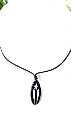 PINGENTE FEITO À MÃO BANDEIRA DE LUTO PORTO RICO MESA DE SURF PINGENTE COLAR DE MADEIRA LEMBRANÇA - Imagem 1 de 4