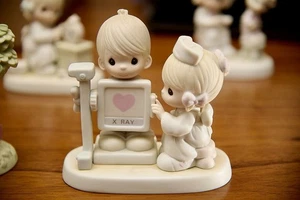 Precious Moments. MY HEART IS EXPONED WITH LOVE 1988 Krankenschwester - Bild 1 von 5