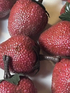 Vintage MCM Faux Realistic Plastic Strawberry Lot Of 36 Prop Decor Taiwan (1B2) - Bild 1 von 13