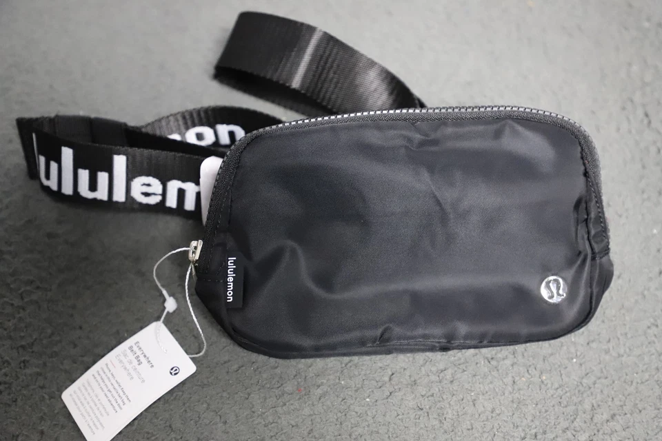 Nuevo con etiquetas Bolso Cinturón Lululemon Everywhere 1L Negro/Blanco Marca Bandolera Paquete Cintura Foto 1 de 4