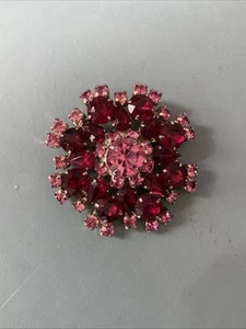VINTAGE JULIANA TWO TONE PINK RED ROUND 2” RHINESTONE BROOCH - Picture 1 of 13