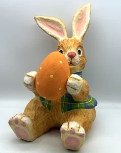 DEPT 56 stravagante cartapesta 15"H ragazzo coniglietto pasquale coniglio con uovo LEGGI - Foto 1 di 12