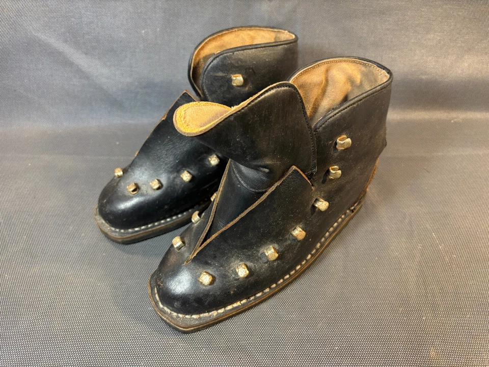 Ancienne paire chaussures de ski en cuir FIT SPORT GRENOBLE déco chalet montagne - Photo 1/4