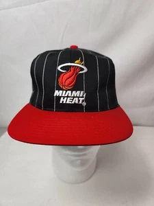 Cappello snapback vintage Starter Pinstripe nero Miami Heat NBA 90 anni in perfette condizioni - Foto 1 di 8