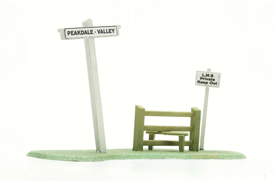 Dapol HO OO Sign Post and Stile - Image 1 of 1