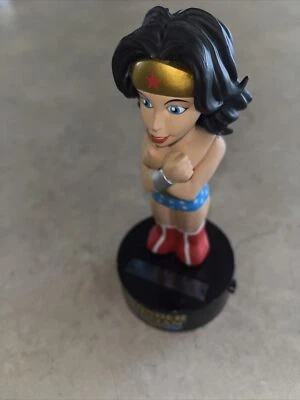 Neca Body Knockers Wonder Woman con energía solar Foto 1 de 4