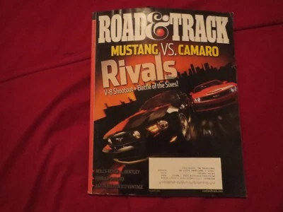 2011 福特 MUSTANG VS 雪佛兰 CAMARO BATTLE OF THE SIXES ROAD & TRACK 杂志 — 第 1/4 张图片