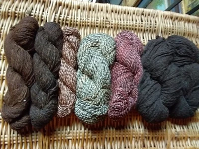 Wollpaket handgesponnene Wolle Strickwolle ca. 1.200 Gramm - Bild 1 von 4