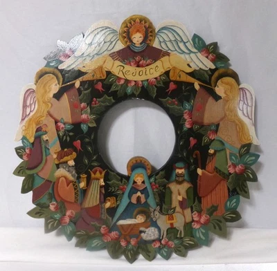 Guirnalda de Navidad firmada Rey Rosa Rosemal sobre Belén de Madera Foto 1 de 4