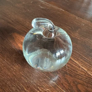 Estatuilla pisapapeles de cristal macizo de manzana de 3 pulgadas de alto - Imagen 1 de 6