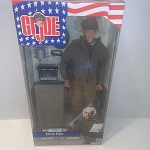 G I Joe Ernie Pyle Famous WWII Correspondent, D-DAY Collection 2001 NIB - Bild 1 von 5
