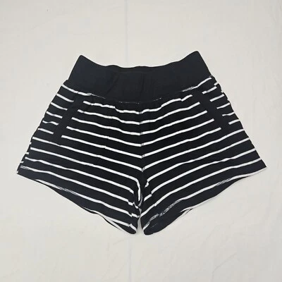 Pantalón corto a rayas blanco y negro Althetic para mujer talla XS con bolsillos  Foto 1 de 4