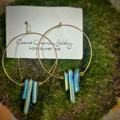 Pendientes de aro hechos a mano de cristal de cuarzo recubierto de titanio azul místico de oro de 12 k Foto 1 de 3