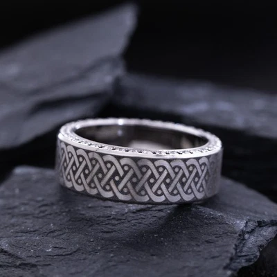Banda de titanio de 8 mm con patrón celta grabado y piedras preciosas de circonita cúbica Foto 1 de 4
