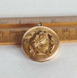 Antik signiert C&QR vergoldet gefüllt? Rundes Pferd geprägt Anhänger * 1,25" LESEN - Bild 1 von 6