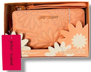 Neu! Betsy Johnson Geldbörse Kalbsleder Z/A gesteppt rosa Blumen verpackt Neu mit Etikett - Bild 1 von 6