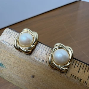 Pendientes de clip vintage con flores Trifari tono dorado imitación perla - Imagen 1 de 24