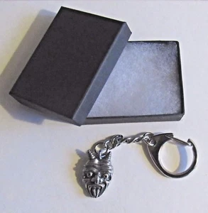 F) KEYRING PEWTER GARGOYLE FACE HORNS TONGUE OUT WIDE EYES GOTHIC WATER SPOUT - Foto 1 di 3