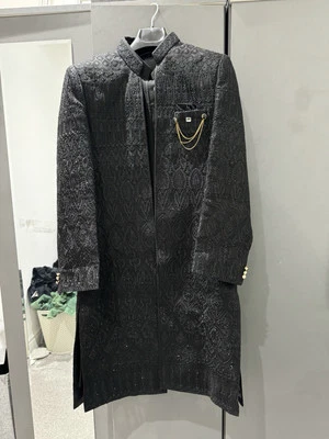 Traje de boda asiático Sherwani indio, paquistaní, bengalí negro dorado Foto 1 de 4