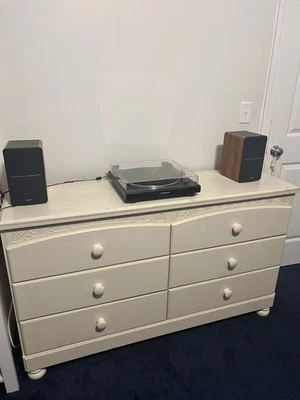 白色六抽屉梳妆台(不包括转盘和扬声器) — 第 1/4 张图片