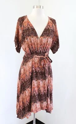 全新带标签 Miss Me 短袖雪佛龙印花裹身领带连衣裙 L 码棕色橙色秋季 — 第 1/4 张图片