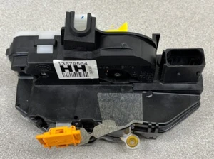 OEM 15-2017 Chevrolet Buick GMC pestillo de puerta del lado del conductor delantero GM genuino 13579564 - Imagen 1 de 17