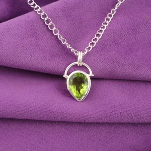 Elegante colgante de aniversario artesanal de plata de ley 925 con piedra de peridoto de pera - Imagen 1 de 6