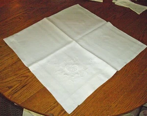 Bufanda de mesa cuadrada vintage blanca HEARTS VINES 45" algodón/lino iniciales MBA ~ - Imagen 1 de 18
