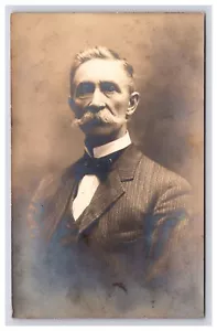 Postal: Ajuste de hombre en estudio RPPC, gran bigote - sin publicar - Imagen 1 de 2