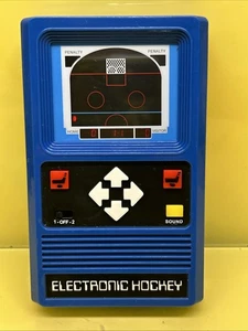Mattel Electronic 2018 Blu Retro Hockey Videogioco Portatile Testato e Funzionante - Foto 1 di 5