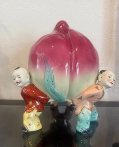 Vintage chinesisches Wucai Porzellan Kinder heben Shou Tao riesiger Pfirsich 11 Zoll - Bild 1 von 4