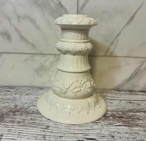 Wedgwood cremefarben auf cremefarben 5” hoch 4” breiter Kanzenhalter selten schöner Zustand - Bild 1 von 10