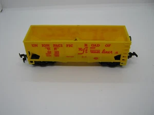 Life-Like HO Scale Two bay-open hopper car Union Pacific Paint Used #201 - Picture 1 of 5