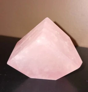 Trozo de cristal de cuarzo rosa natural con arco iris - Imagen 1 de 12