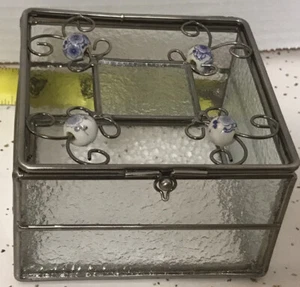 Vintage Glas und Zinn Schmuckschatulle Deckel mit blauen und weißen Perlen Schnörkelarbeit 5" - Bild 1 von 8