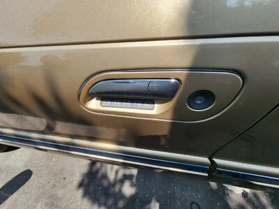1998-99-00-01-2002 LINCOLN CONTINENTAL MANIJA DE PUERTA EXTERIOR DELANTERA IZQUIERDA PINTURA SUJETADOR Foto 1 de 2