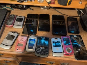 Lote de 13 celulares chatarra para piezas o reciclaje - Imagen 1 de 24