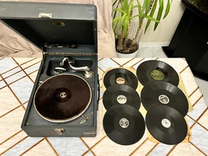 Old Vintage USSR Portable Gramophone & COLLECTION OF OLD GRAMOPHONE RECORDS - Picture 1 of 18