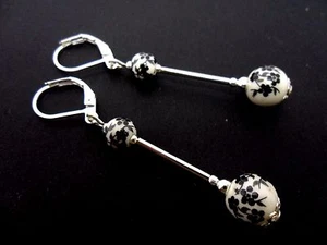 A PAIR OF DANGLY BLACK/WHITE PORCELAIN FLOWER BEAD LEVERBACK HOOK EARRINGS. NEW - Picture 1 of 1