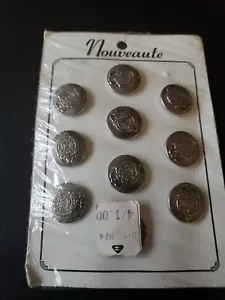 Set 110 bottoni stile NOUVEAUTE FANTASIA nuovi vintage METALLO sceriffo junior ..BX5 - Foto 1 di 2