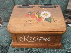 Caja de recetas vintage de madera pintada a mano fresa margarita, recetas antiguas incluidas - Imagen 1 de 15