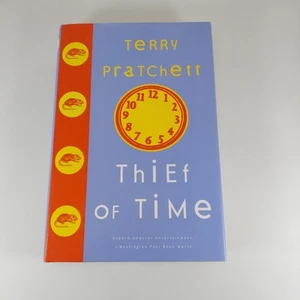 Terry Pratchett Thief Of Time 2001 Harper Collins 1st Printing HCDJ  - Foto 1 di 14