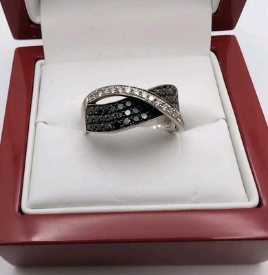 Anillo ASH Diamante Blanco y Negro Onda Oro Blanco 14k Talla 7.25 Foto 1 de 4