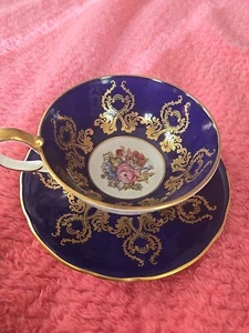 Taza de té y platillo Aynsley JA Bailey rosa col oro rosa pergamino en azul cobalto - Imagen 1 de 7