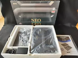 Console sistema cartucce SNK NEOGEO AES ROM NEO-0, con manuale, pad, set scatole-e0316- - Foto 1 di 24