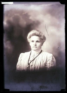 LATE 1800s EARLY 1900s GLASS NEGATIVE,  OLDER WOMAN WITH NECKLACE - Picture 1 of 2