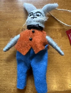 Conejo de lana de fieltro con chaleco y pantalones adorno lugar y hora nuevo con etiquetas - Imagen 1 de 5