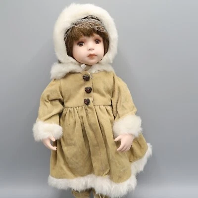 Muñeca de porcelana vintage de 14" de alto pelo castaño y ojos abrigo numerado firmado Foto 1 de 4