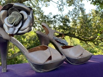 Sandalias de tacón alto con plataforma de cuero floral de peltre Poetic Licence talla 7 ❤️sj17j6 Foto 1 de 4