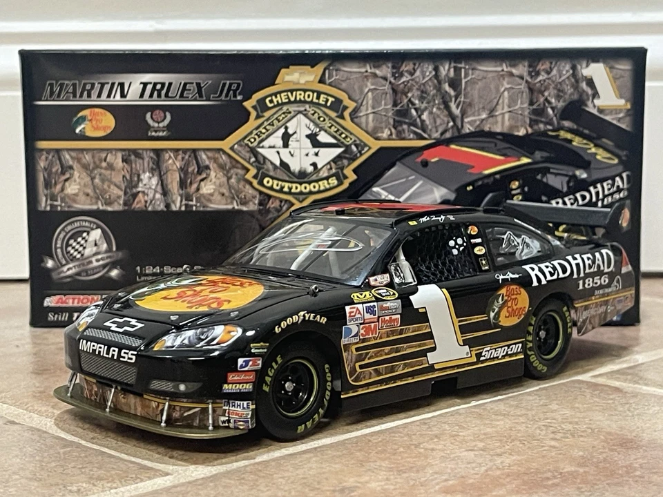 Bajo Martin Truex Jr 2008 Pro Shops conducido al aire libre camuflado cuna firmado 1/24 Foto 1 de 4